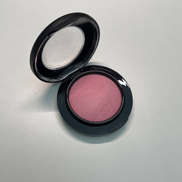 like new Mac Cosmetics Mineralize Blush in DAINTY full size- 0.10 Oz RARE - Picture 1 of 5